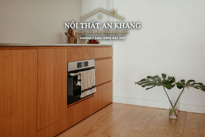 Bếp gỗ sồi vàng tối giản – tủ kịch trần, lò âm tủ – góc 1