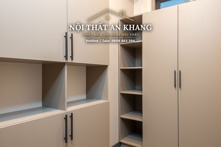 Căn hộ gỗ sáng, sofa xanh dương – khách, bếp, phòng ngủ, phòng bé, phòng tắm – góc 12