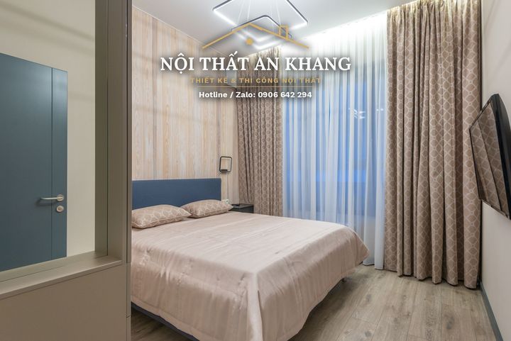 Căn hộ gỗ sáng, sofa xanh dương – khách, bếp, phòng ngủ, phòng bé, phòng tắm – góc 14