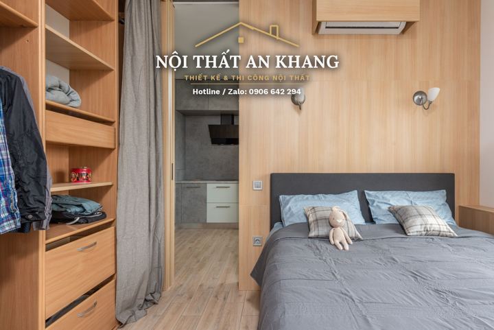 Phòng ngủ gỗ sồi vàng – tủ áo mở, vách đầu giường ốp gỗ – mẫu thiết kế nội thất căn hộ