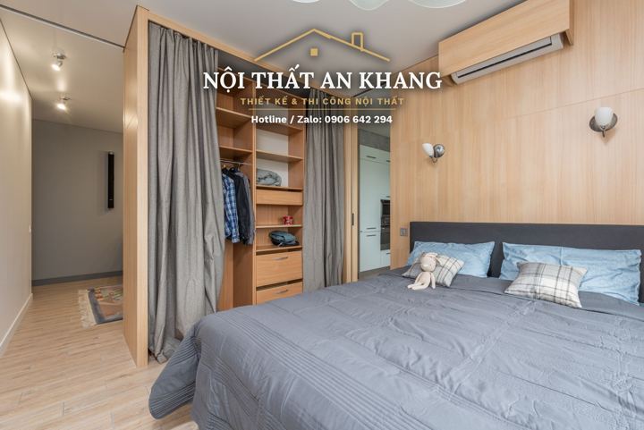 Phòng ngủ gỗ sồi vàng – tủ áo mở, vách đầu giường ốp gỗ – góc 4