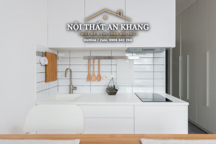 Căn hộ studio Japandi gỗ vàng – khách, bếp, bàn làm việc, phòng tắm – góc 15