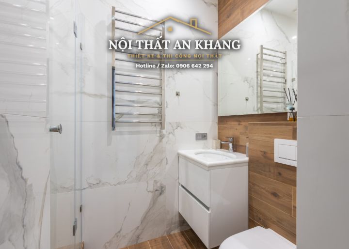 Căn hộ trắng – gỗ, điểm nhấn ghế xanh navy: khách, bếp, ngủ, tắm – góc 21