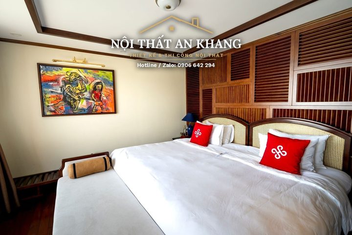 Phòng ngủ Indochine trên vịnh – lam gỗ nâu, bồn tắm nhìn biển – góc 1