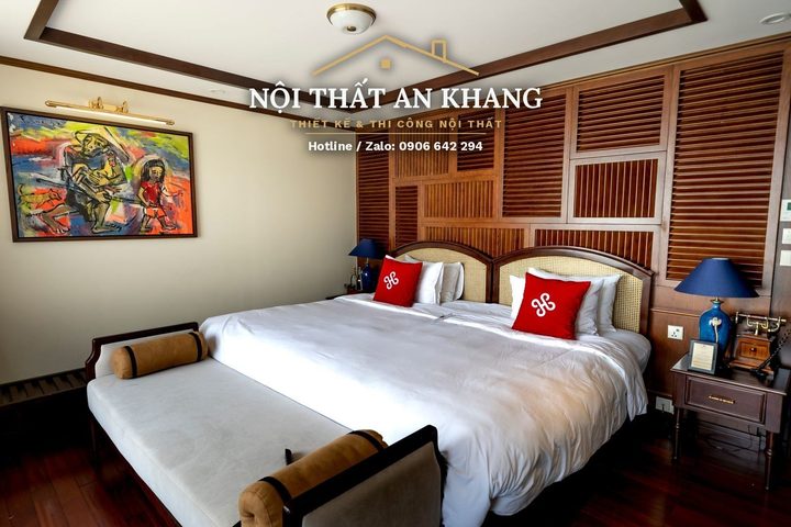 Phòng ngủ Indochine trên vịnh – lam gỗ nâu, bồn tắm nhìn biển – góc 2