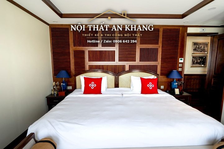 Phòng ngủ Indochine trên vịnh – lam gỗ nâu, bồn tắm nhìn biển – góc 3
