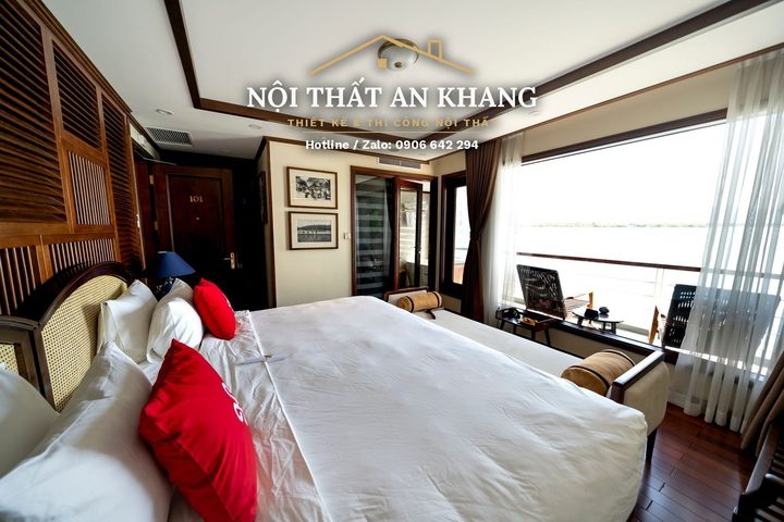 Phòng ngủ Indochine trên vịnh – lam gỗ nâu, bồn tắm nhìn biển – góc 4