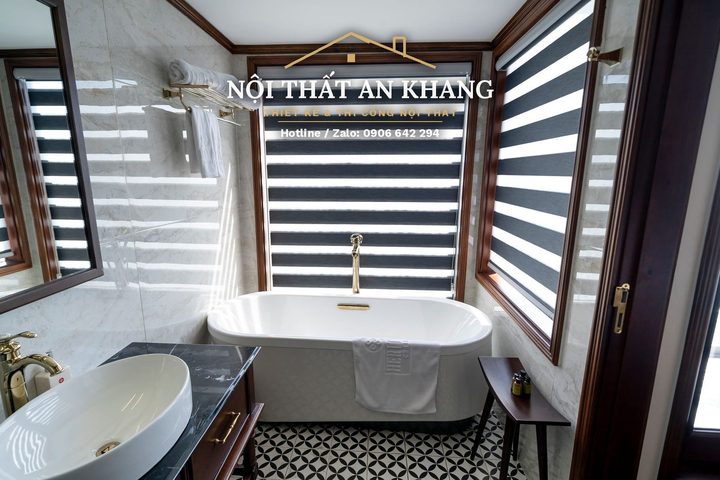 Phòng ngủ Indochine trên vịnh – lam gỗ nâu, bồn tắm nhìn biển – góc 5