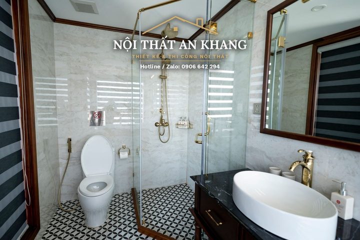 Phòng ngủ Indochine trên vịnh – lam gỗ nâu, bồn tắm nhìn biển – góc 6