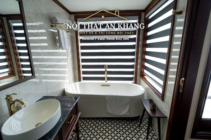 Phòng ngủ Indochine trên vịnh – lam gỗ nâu, bồn tắm nhìn biển – góc 8
